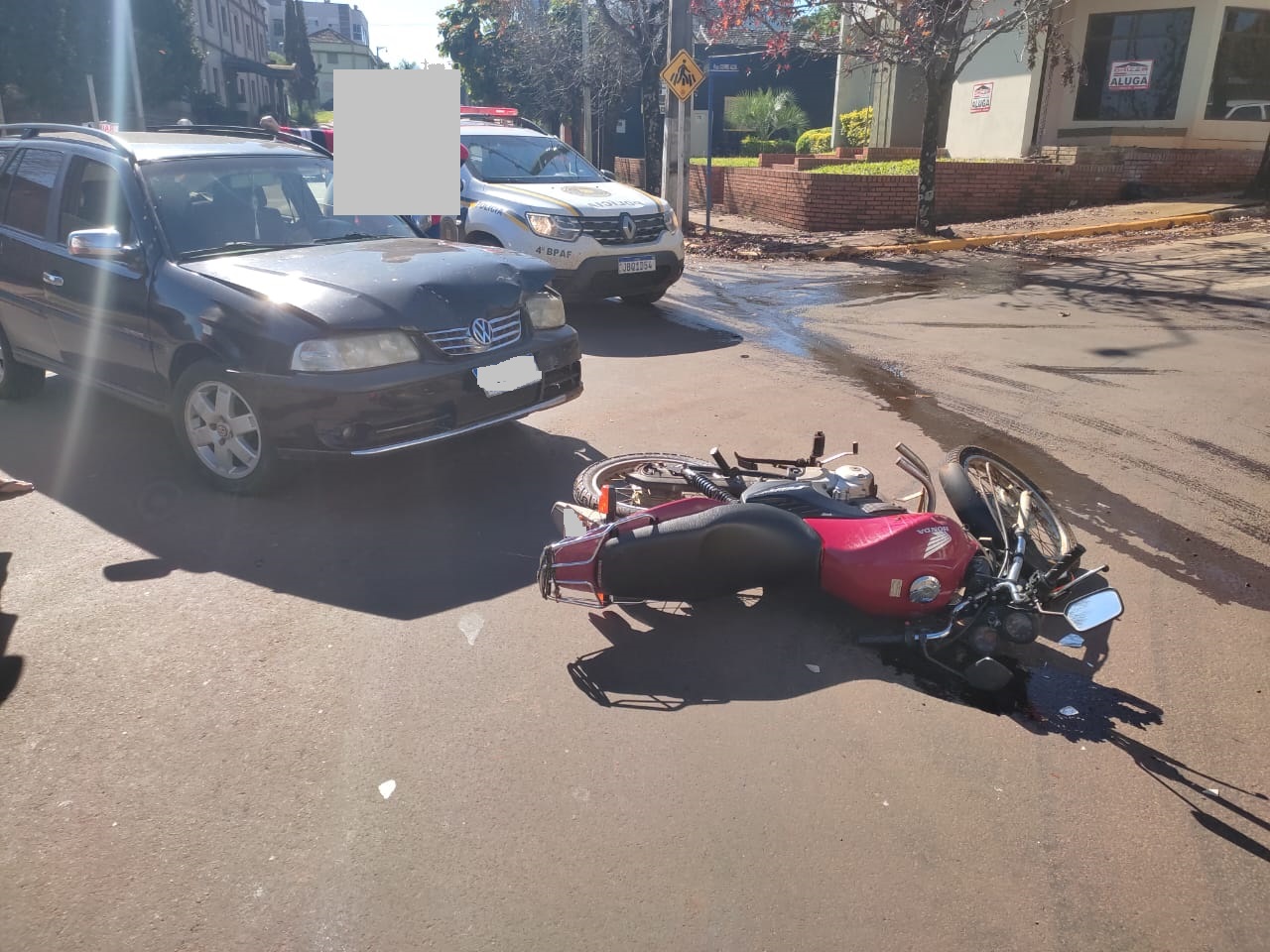 COLISÃO ENTRE MOTOCICLETA E PARATI NO CENTRO DE HORIZONTINA;