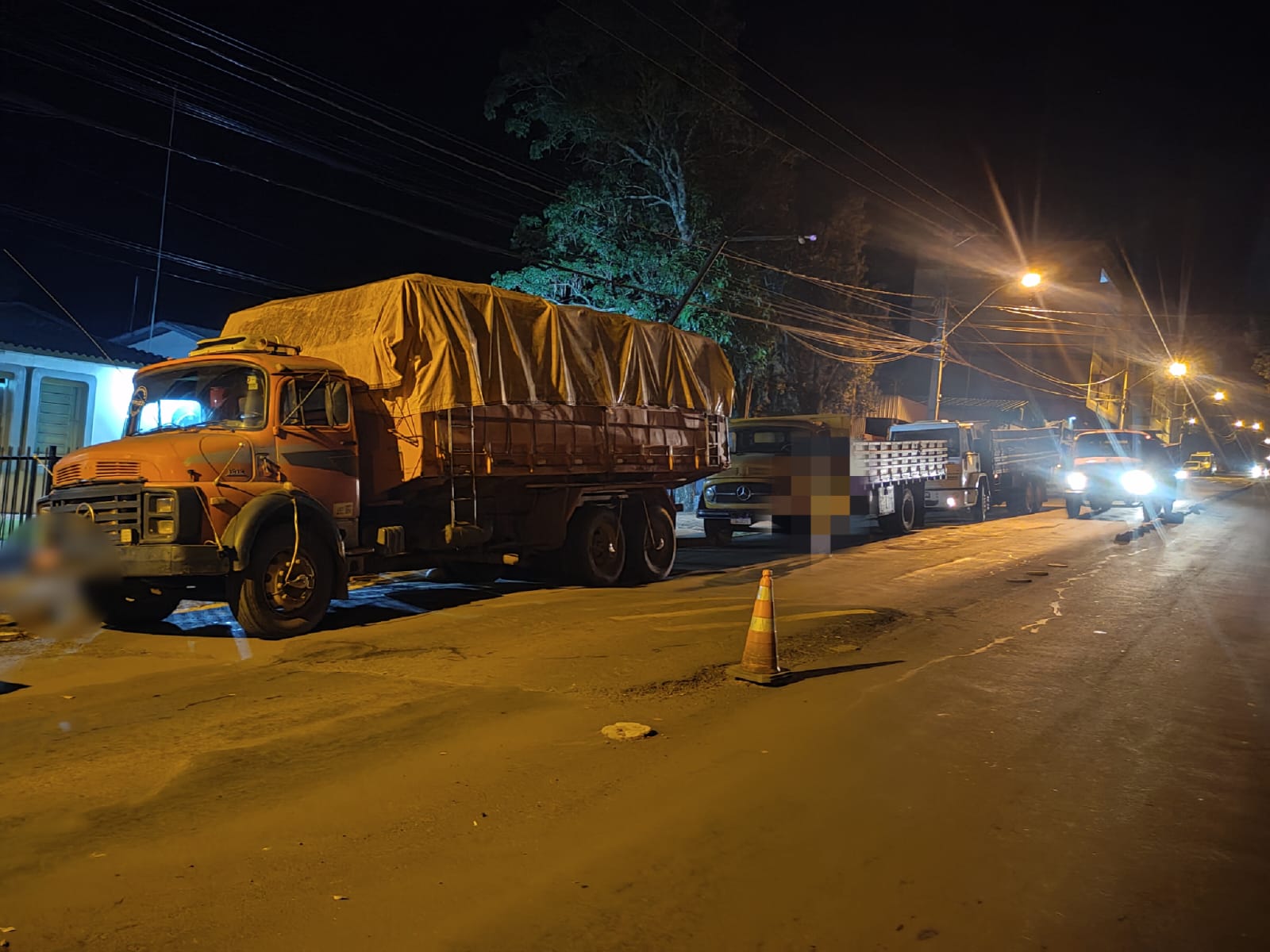 BRIGADA MILITAR APREENDE CONTRABANDO DE SOJA E VEÍCULOS DE TRANSPORTE AVALIADOS EM R$ 500 MIL EM DR. MAURICIO CARDOSO