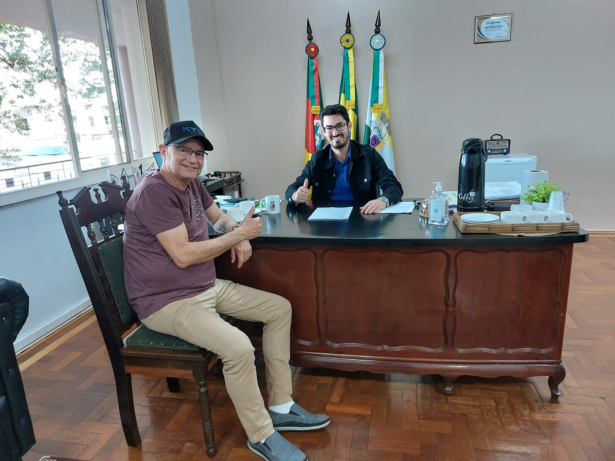 PREFEITO JONAS DE TUCUNDUVA RECEBE VISITA DE EX-CANTOR DA BANDA OS ATUAIS.