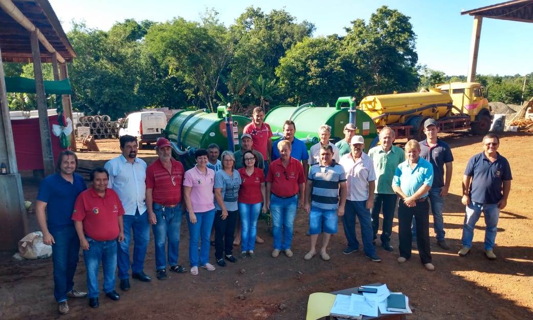 Porto Mauá repassa Implementos Agrícolas para Grupos de Suinocultores: