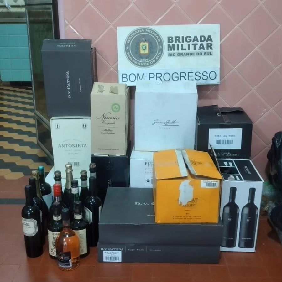 Brigada Militar apreende bebidas alcoólicas de origem estrangeira em Tiradentes do Sul.