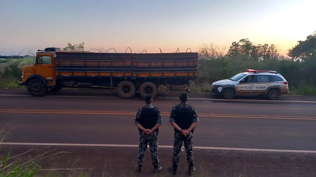 Brigada Militar apreende carga de soja contrabandeada em Tiradentes do Sul.