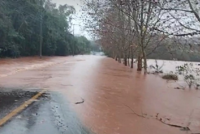 RIO QUE ATRAVESSA CIDADE TRANSBORDA, INTERDITANDO RUAS E ALAGANDO CASAS, NO NOROESTE DO RS