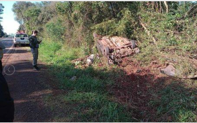 Carro acidentado parcialmente destruído é localizado as margens da RS 342 em Horizontina