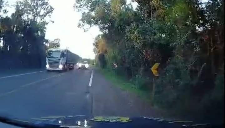 Motorista tenta ultrapassar carreta em curva e quase colide de frente com viatura da PRF, em Santiago