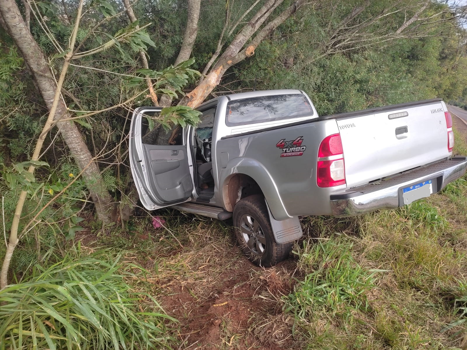 SAÍDA DE PISTA E FORTE COLISÃO CONTRA ÁRVORE DEIXA CONDUTOR FERIDO NA RS 305 EM HORIZONTINA.