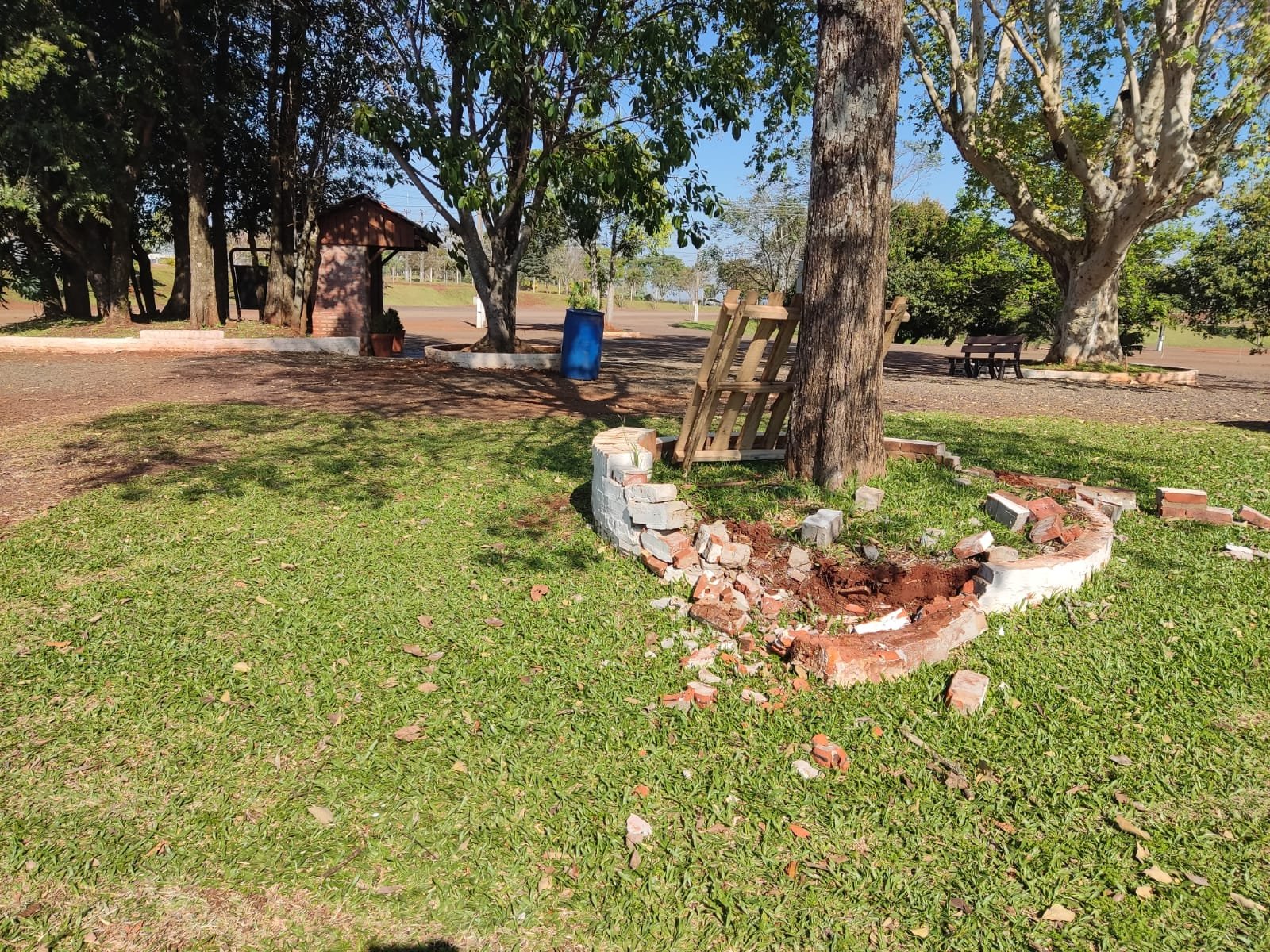 SMDE TENTA LOCALIZAR CONDUTOR DE CARRO QUE PRATICOU DIREÇÃO PERIGOSA E CAUSOU DANOS AO PATRIMÔNIO NO PARQUE DE EVENTOS