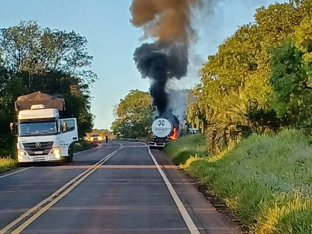 caminhão incendeia na RS 342 em Catuípe