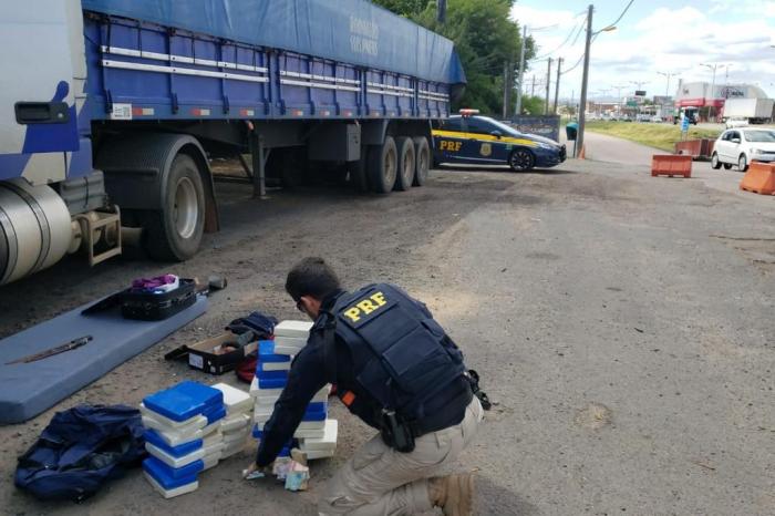 Dois homens são presos com 50 quilos de cocaína dentro de carreta no Vale do Sinos