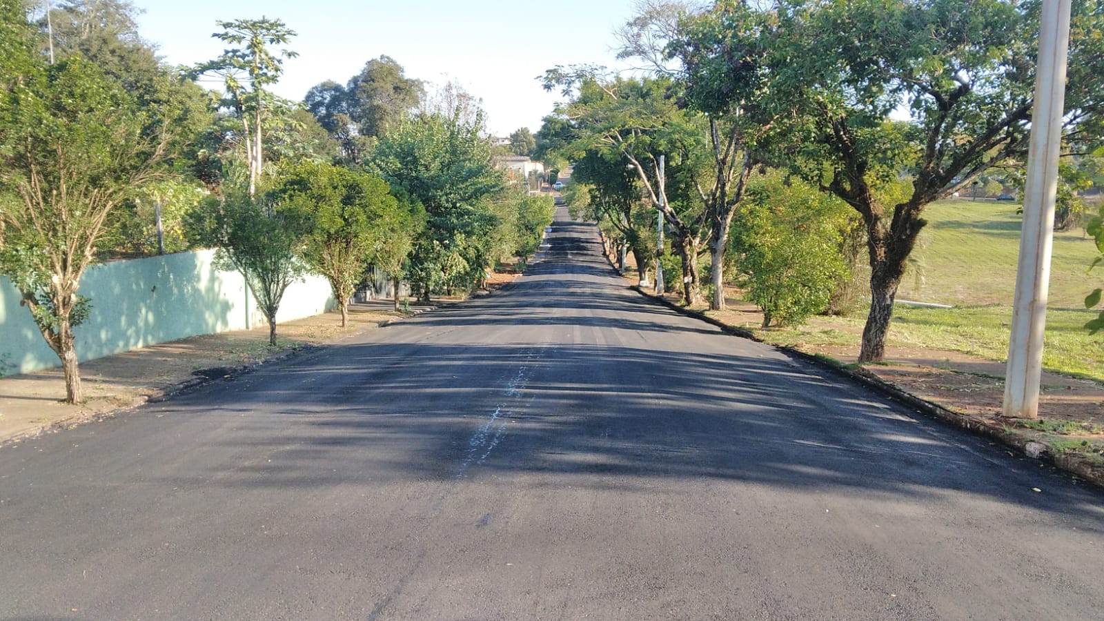 SMILT TRABALHA PARA CONCLUIR ASFALTAMENTO NA RUA CONCEIÇÃO