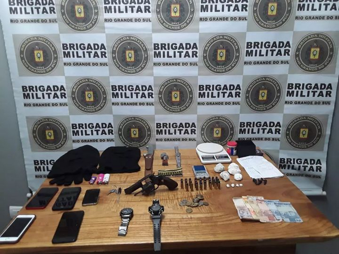 Brigada Militar apreende drogas, arma de fogo e munições em Horizontina.