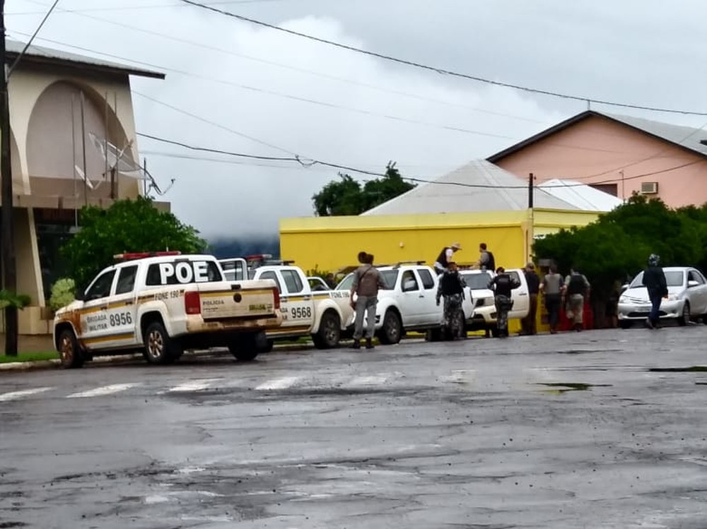 Polícia prende três suspeitos de ataque a agência bancária