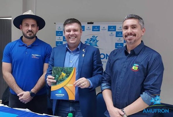 PREFEITO DE HORIZONTINA PARTICIPA DE ASSEMBLEIA DA AMUFRON COM PRESENÇA DO PRESIDENTE DA FAMURS