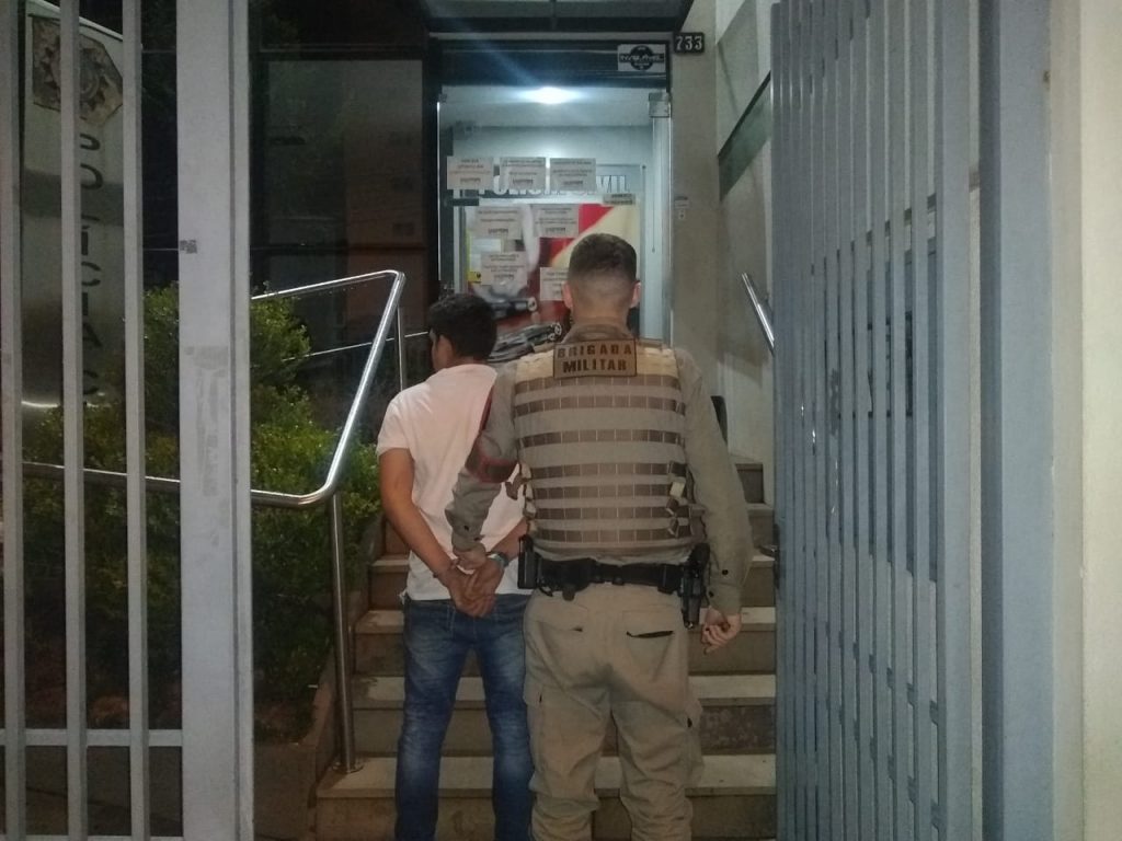 Motorista bêbado e sem CNH é preso após tentar fugir da polícia