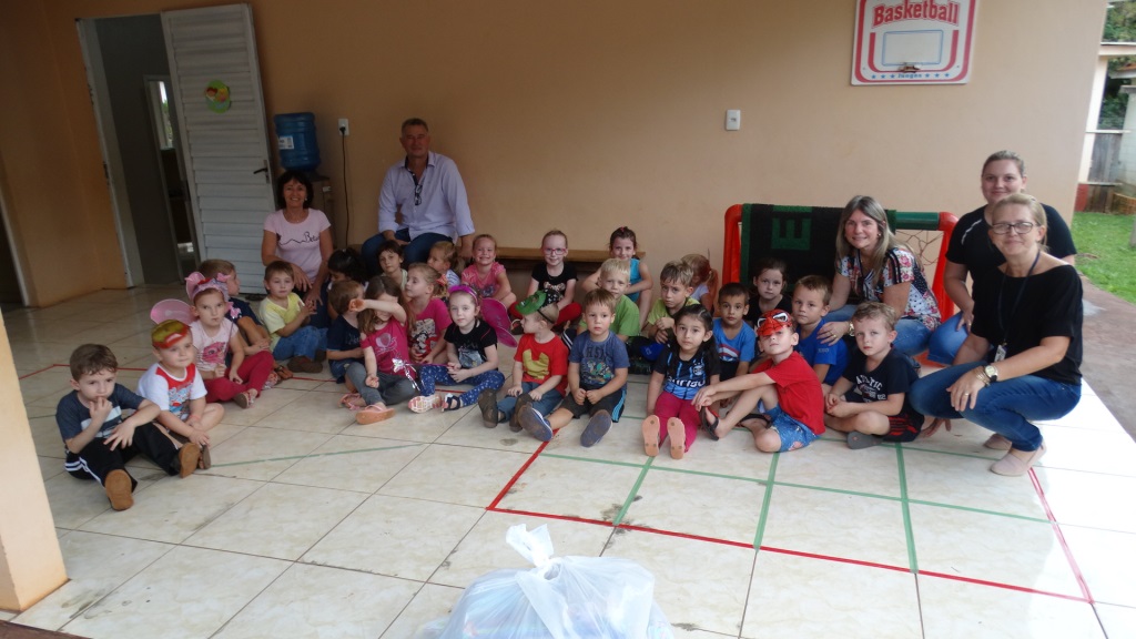 Savela entrega doações da Receita Federal nas escolas de Novo Machado