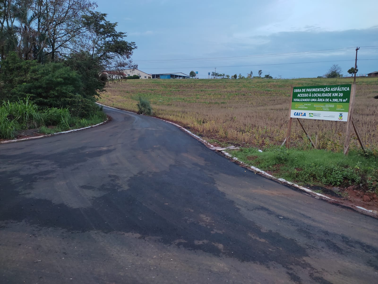 PREFEITURA EXECUTA OBRA DE PAVIMENTAÇÃO EM DIREÇÃO A ÁREA EMPRESARIAL NO KM 20