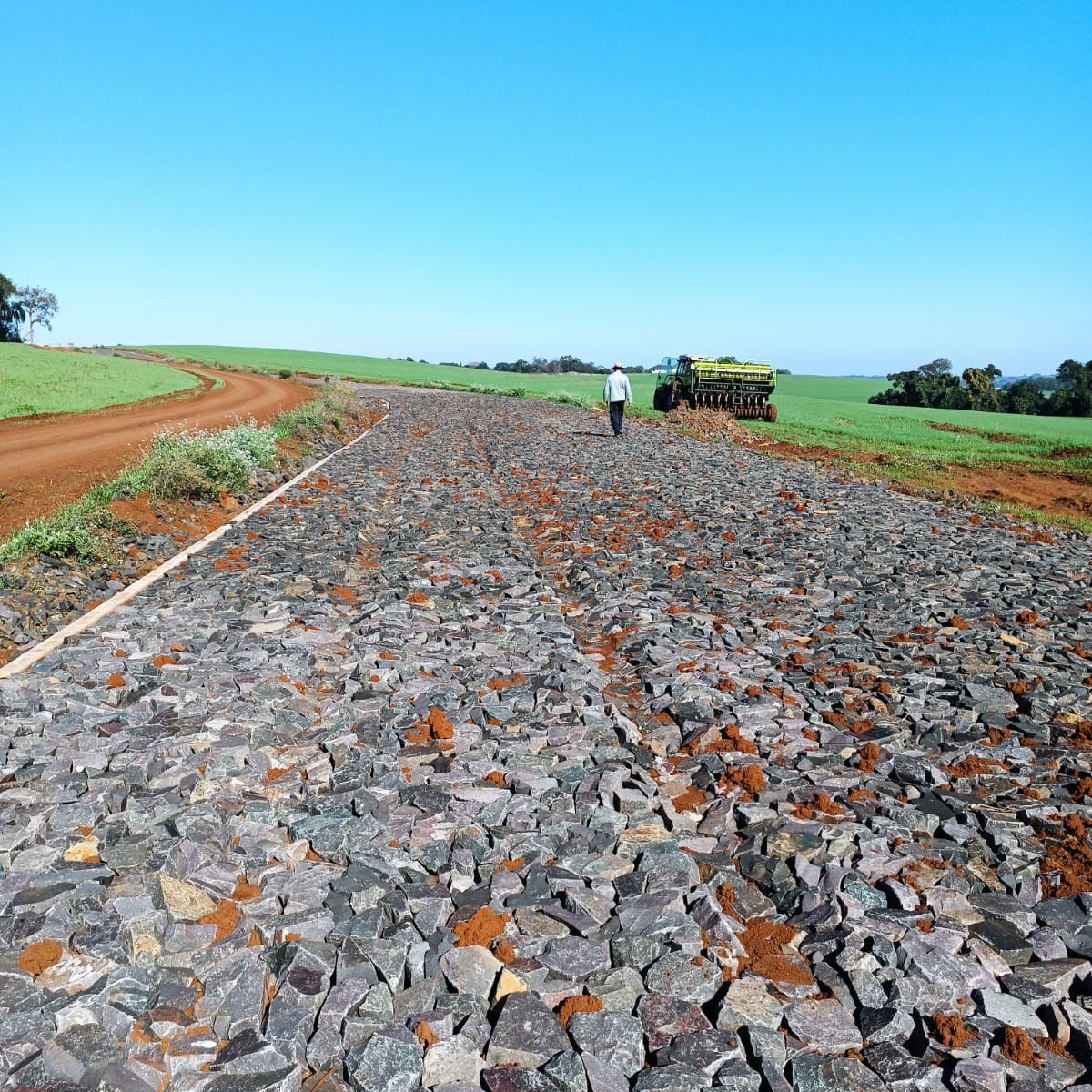 No último final de semana, a obra de calçamento de Manchinha e Esquina Hettwer, que estava interditada, foi danificada por veículos que adentraram o local.