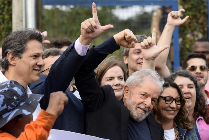 Lula deixou mala e manteve fotos na parede após 580 dias em cela de 15