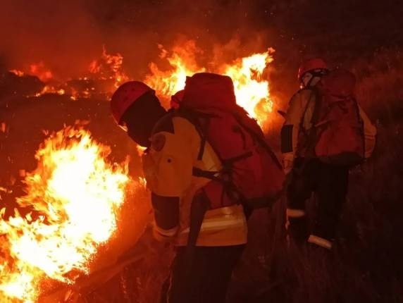 Bombeiros são levados de helicóptero para combate a incêndio em local de difícil acesso em SC