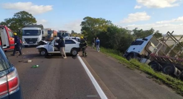 COLISÃO COM CARRETA E DOIS AUTOMÓVEIS DEIXA 6 PESSOAS  GRAVEMENTE FERIDAS NO RS