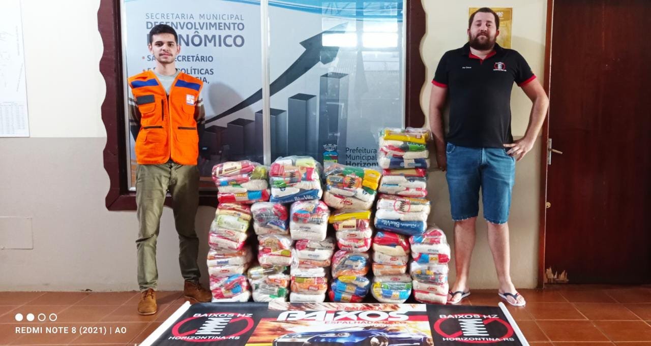 GRUPO BAIXOS HZ REPASSA ARRECADAÇÃO DE ALIMENTOS EM EVENTO REALIZADO