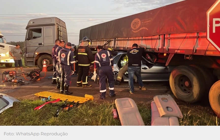 Acidente entre carro e carreta deixa motorista preso às ferragens na RSC-472, em Tenente Portela