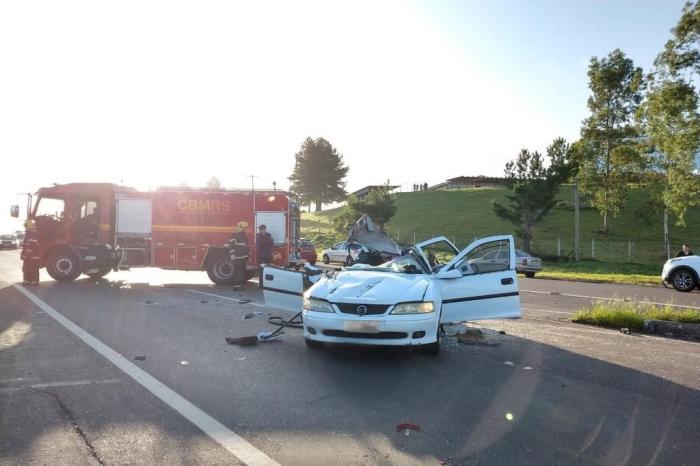 Homem morre em acidente envolvendo carro e caminhão em Sapiranga